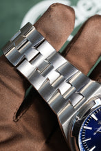 Load image into Gallery viewer, Vacheron Constantin Overseas