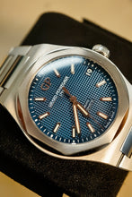 Load image into Gallery viewer, Girard Perregaux Laureato